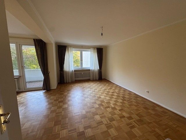 Helles Wohnzimmer mit Balkon